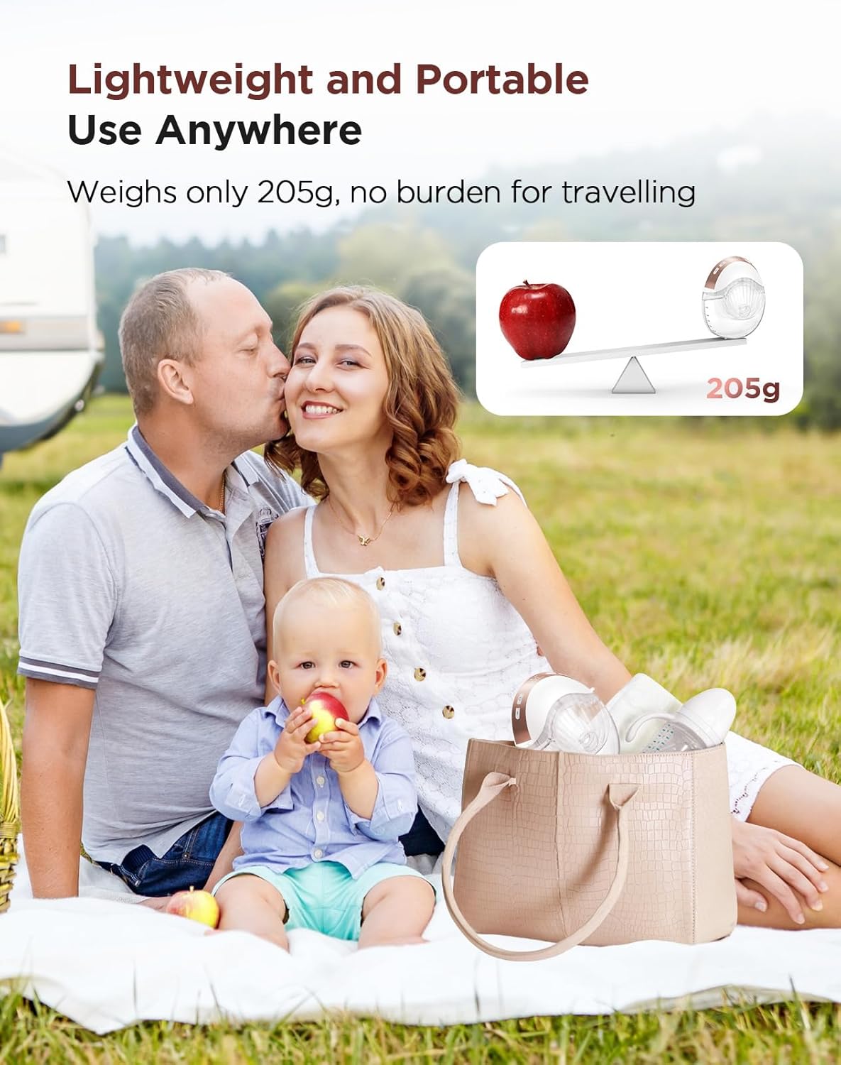 Family sitting on a blanket with a baby holding an apple, emphasizing the bag's weight of 205g.